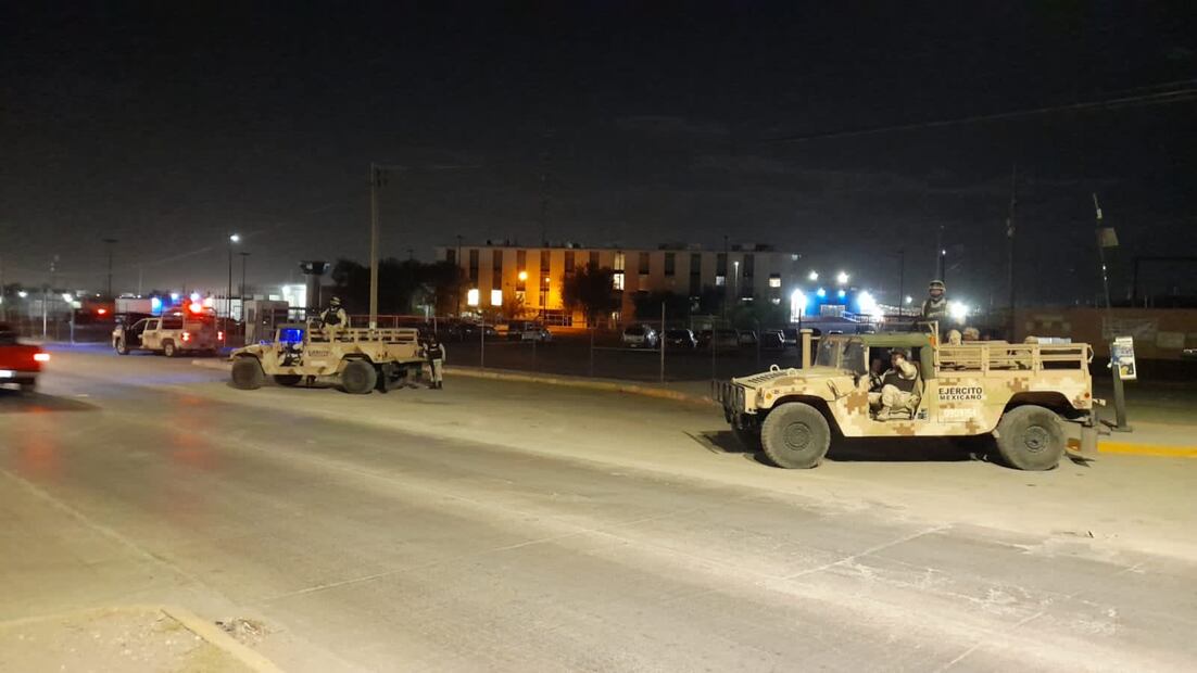 Tras reporte de balaceras y supuesto motín al interior del Céreo se realizó un operativo de seguridad por autoridades de los tres niveles de gobierno a las afueras del penal. Fotos: especiales