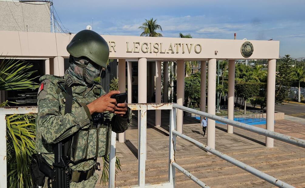 Ejecutan a exjefe policiaco frente al Congreso de Sinaloa; había sido privado de su libertad mientras llevaba a su hija a la escuela. Foto; Javier Cabrera Martínez