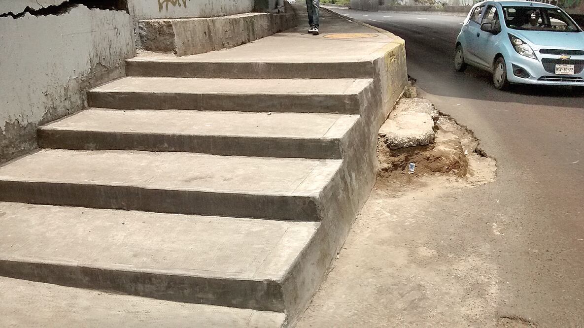 Entre las obras de mantenimiento realizadas por personal del STC Metro se colocó una escalera para facilitar el descenso de los pasajeros de los autobuses que usan constantemente este paso (EDUARDO HERNÁNDEZ. EL UNIVERSAL)