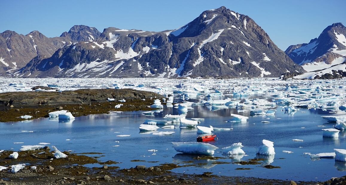 25 millones de metros cúbicos de rocas y hielo cayeron en este fiordo remoto y deshabitado, a casi 200 kilómetros del océano. Foto: Pixabay