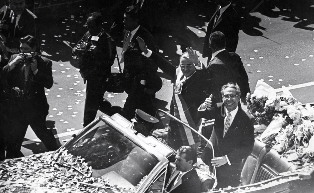 El entonces presidente entrante, Luis Echeverría, junto con su antecesor, Gustavo Díaz Ordaz, el primero de diciembre de 1970. Fue el primer mandatario que cambió el escenario de Bellas Artes por el Auditorio Nacional para recibir la banda presidencial. Foto: Archivo EL UNIVERSAL.