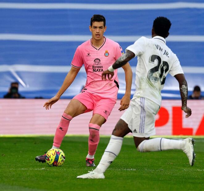 César Montes en partido con el Espanyol de Barcelona - Foto: @cjasib en Instagram