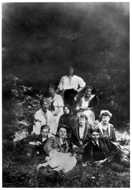 Kafka, sentado en primera fila, junto a personal y pacientes del sanatorio Tatranské Matliary, donde estuvo ingresado entre 1920 y 1921. Foto: Kafka Museum