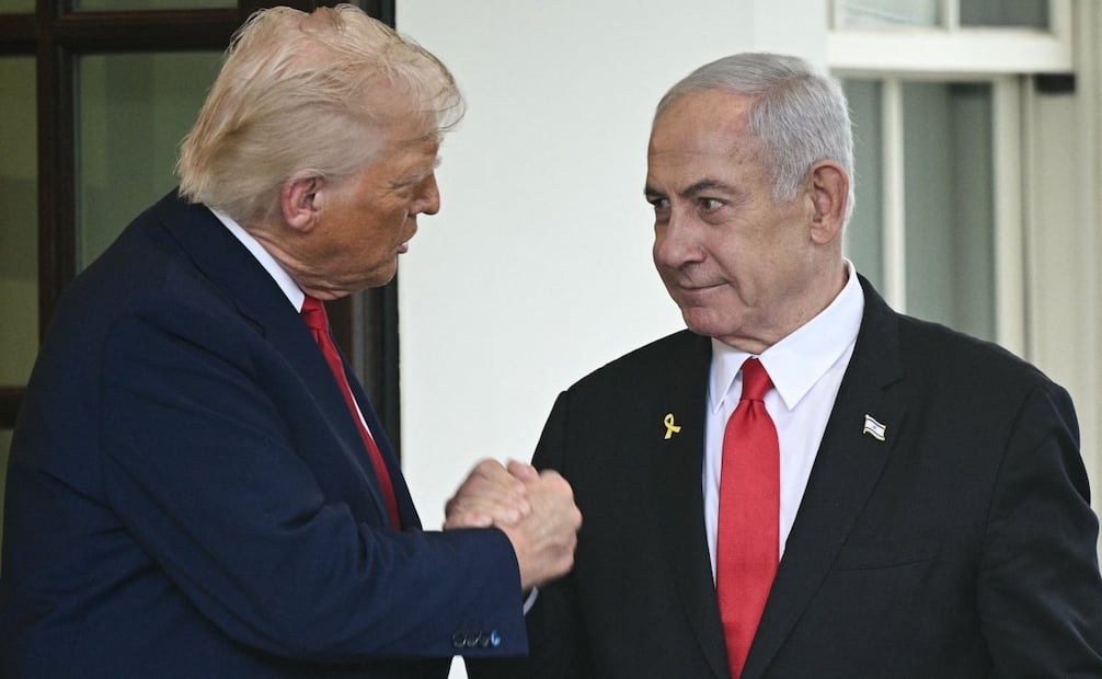 El presidente de Estados Unidos, Donald Trump, estrecha la mano del primer ministro israelí, Benjamin Netanyahu, al salir de la Casa Blanca en Washington, D.C., el 7 de abril de 2025. Foto: AFP