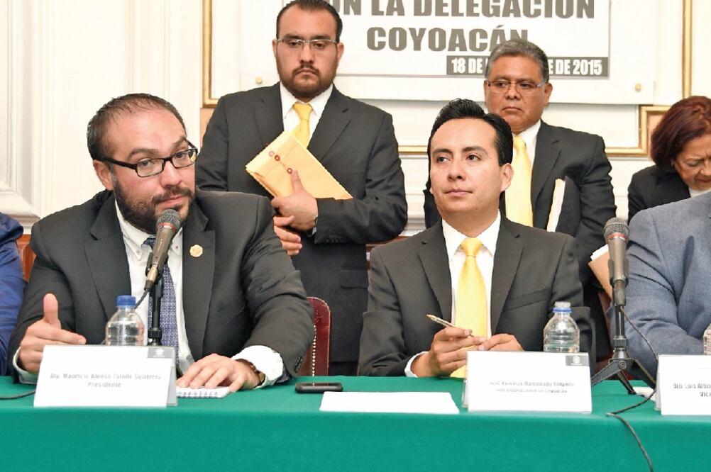 Los últimos días, los delegados acudieron a la ALDF para solicitar más recurso s. En la imagen, Mauricio Toledo y José Maldonado, titular de Coyoacán (ARCHIVO EL UNIVERSAL)