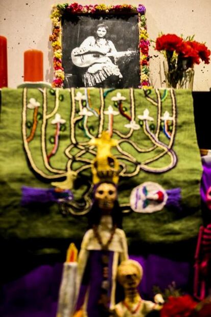 Ofrenda honra a Violeta Parra, Gabriela Mistral y Frida Kahlo