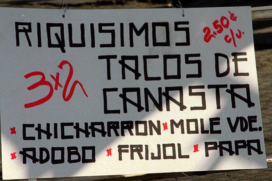 La oferta de los tacos de canasta ha cambiado con el tiempo. Según este cartel de 2001, otros sabores que cada vez es menos usual probar en CDMX son los de mole verde y los de adobo. Archivo EL UNIVERSAL.