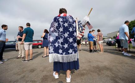 Clinton lamenta matanza de Dallas; Trump pide liderazgo "más fuerte"