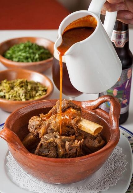 El mole de caderas, un plato insignia de la Mixteca