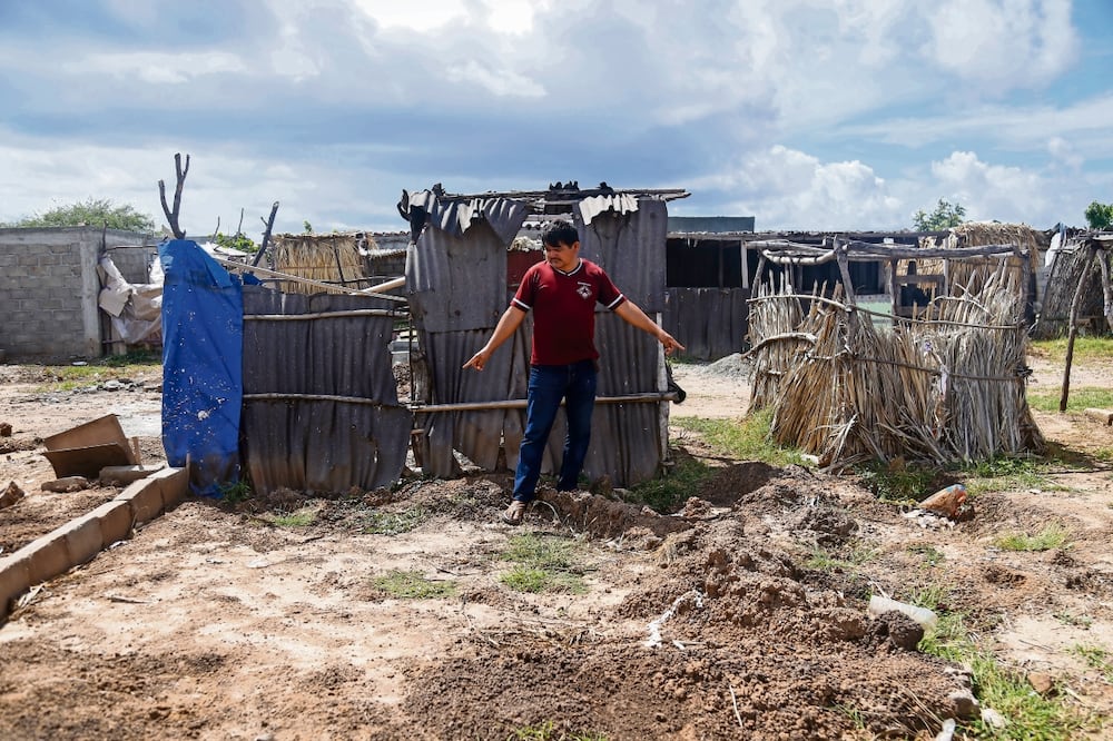 Los sepulcros de migrantes sin identificar no tienen cruces ni nombre, y sólo pueden diferenciarse por los números y las letras trazados con pintura en su superficie. Foto: Claudia Mendoza / El Universal