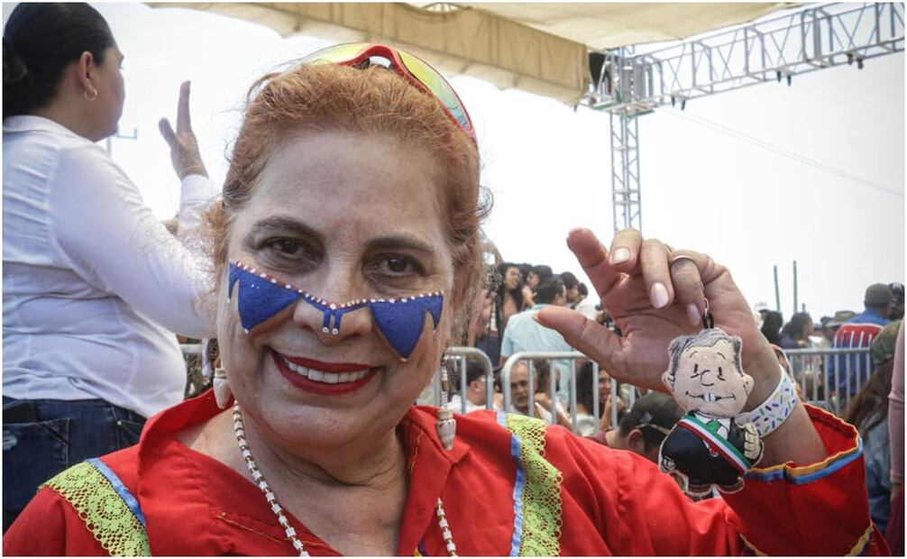En su visita a Sonora, junto a Claudia Sheinbaum, AMLO recibió un venado tallado en la madera conocida como “palofierro” y afirmó que se lo llevará a Palenque. Foto: Gabriel Pano/EL UNIVERSAL