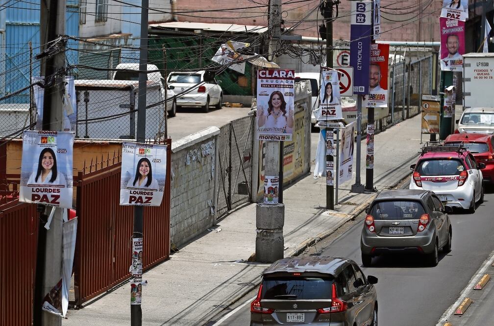 Propaganda de candidatos a cargos públicos se observa en los postes de las calles de la Ciudad de México, en el marco del proceso electoral federal. Foto: Sáshenka Gutiérrez EFE
