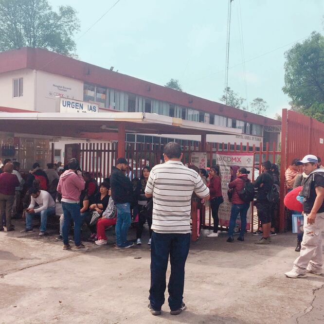 Familiares y pacientes tuvieron que esperar afuera de la clínica para saber si los atenderían; después de varias horas, algunos pudieron pasar para ser valorados por los médicos. Foto: ANDREA AHEDO. EL UNIVERSAL