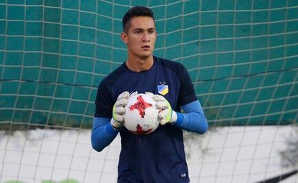 Aficionados de Pumas asedian a Raúl Gudiño