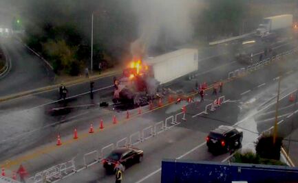Tráiler se queda sin frenos, impacta un auto y se incendia