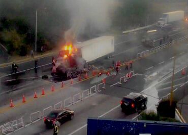 Tráiler se queda sin frenos, impacta un auto y se incendia
