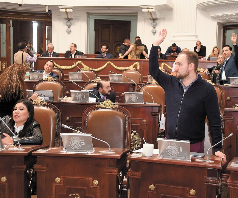 El diputado de Morena Temístocles Villanueva (der.) lamentó lo sucedido en colegio de Torreón, “lo que evidencia la necesidad de abordar la violencia con armas de fuego desde diferentes frentes, como la prevención”. ESPECIAL