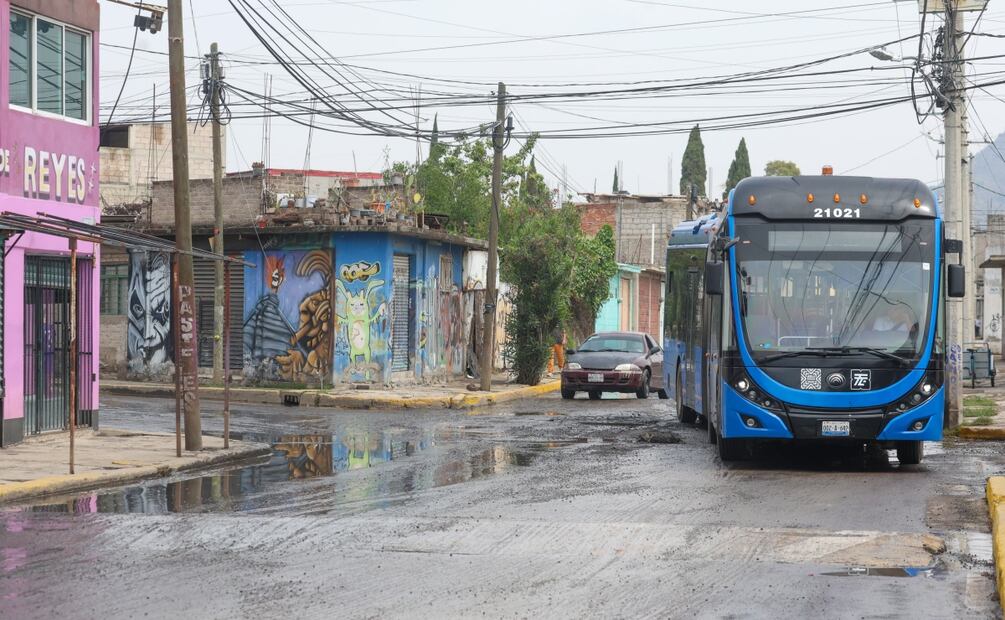 Alerta Vial: Avenida 5 de mayo, ruta del Trolebús Santa Martha-Chalco, invadida por baches gigantes. Foto: Axel Sánchez