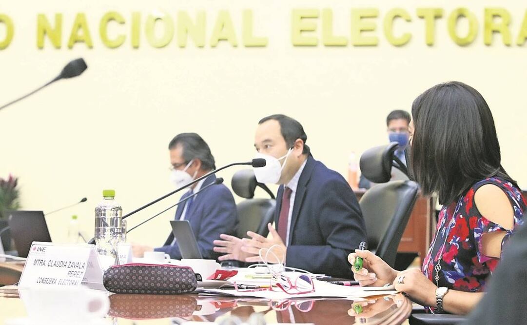 Los consejeros del INE, Ciro Murayama y Claudia Zavala, consideran que la inauguración del AIFA es propaganda gubernamental y debe retirarse de redes. Foto: Especial.