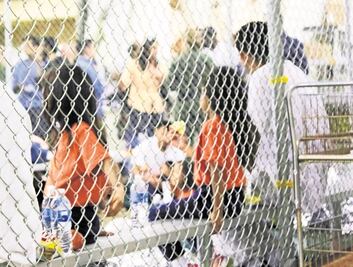 Ordenan liberar a niños migrantes de tres centros familiares en Estados Unidos