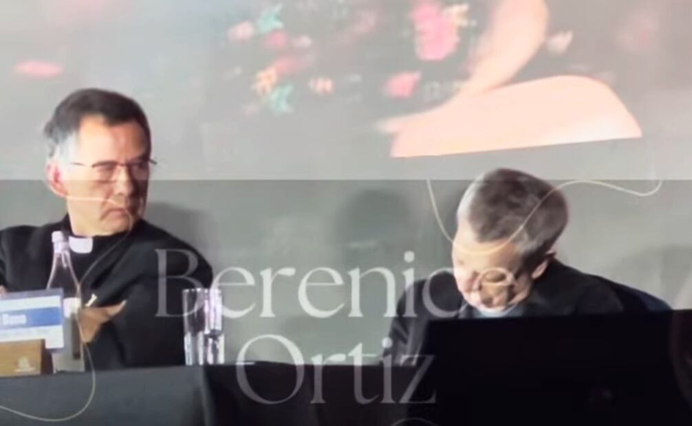 César Bono siendo observado por monseñor Efraín Hernández, durante conferencia de Dr. Simi, en febrero del 2025.
Foto: Canal de YouTube de Berenice Ortiz
