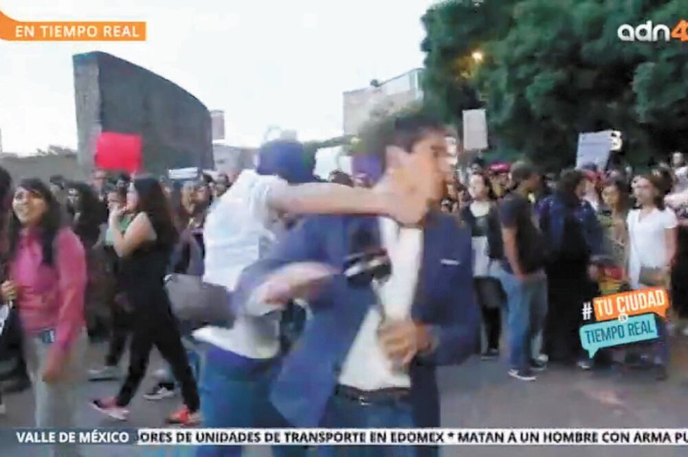 Ataque. Mientras hacía una transmisión en vivo, Juan Manuel Jiménez fue agredido por El Chupas Estrada. Foto: ARCHIVO EL UNIVERSAL