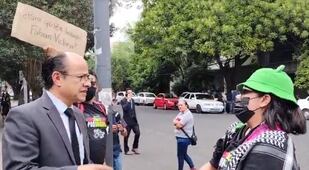 Caso Axe Ceremonia: colectivo "Hoy Somos Todo por Miguel" increpan al abogado de familia de Berenice Giles; lo acusan de dilatar la justicia