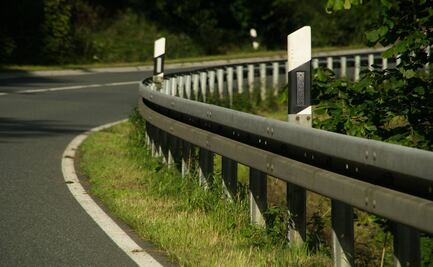 Tráiler se incendia al chocar contra vehículo compacto en Chiapas; deja dos lesionados