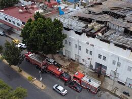 Bodega incendiada en colonia Morelos permanece acordonada; vecinos temen rebrote del fuego