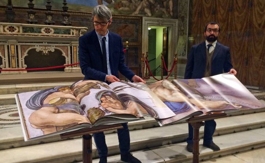 Cada uno de los mil 999 ejemplares cuesta 12 mil euros y serán distribuidos a las bibliotecas más grandes del mundo. FOTO: Philip Pullella/Reuters.