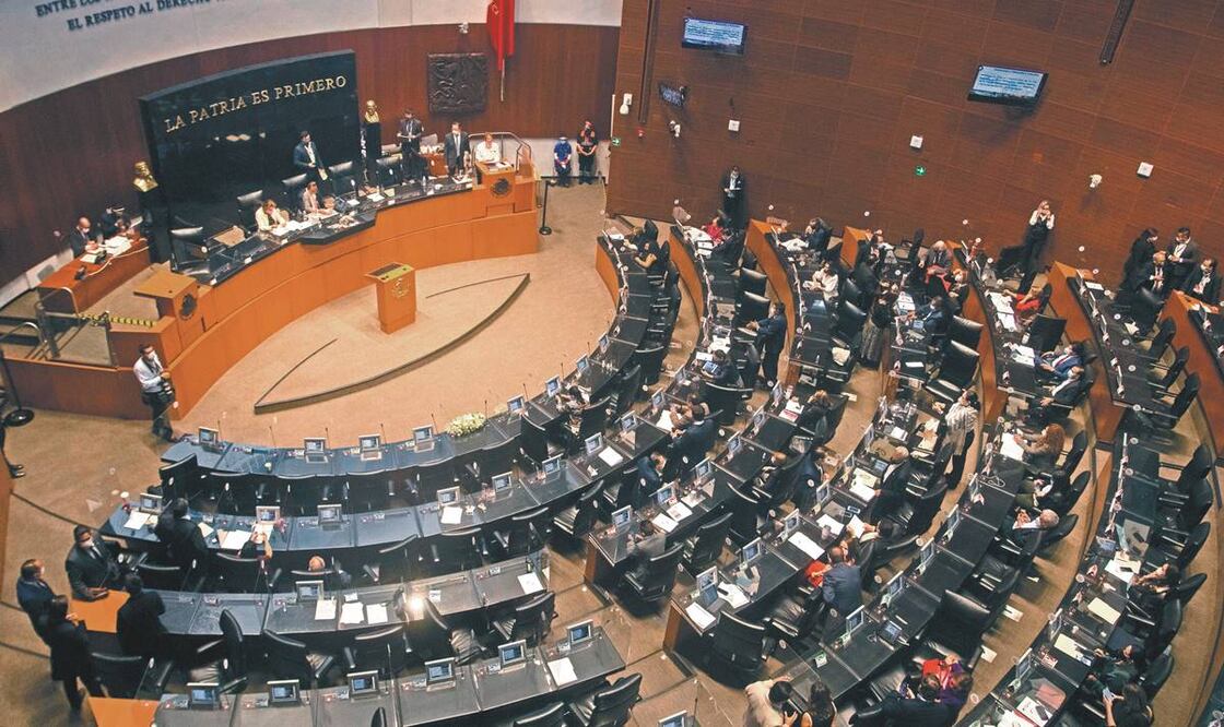 El Senado brindó un minuto de silencio en honor a las víctimas de la pandemia. Foto: Archivo/ El Universal.