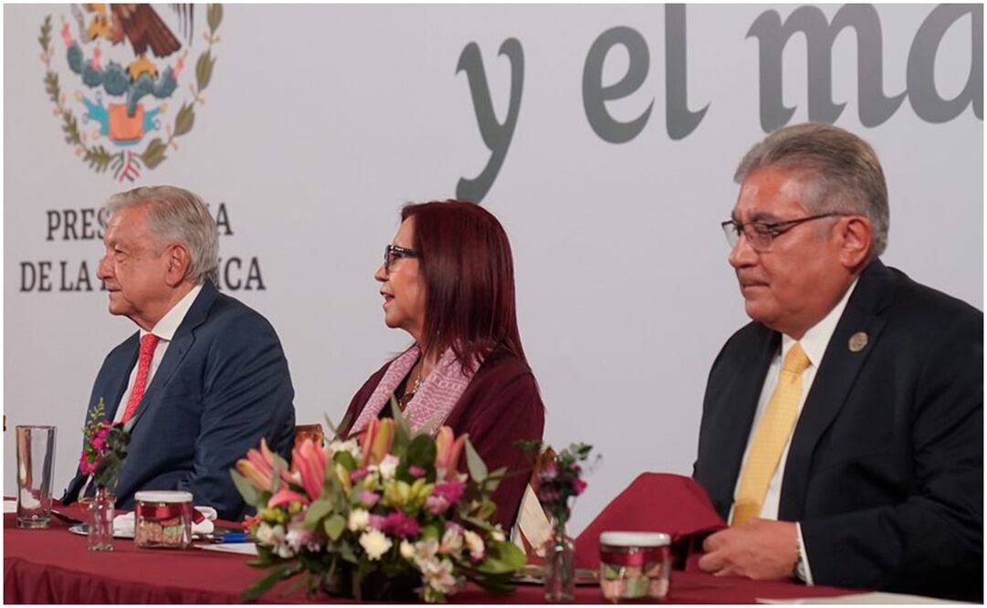 El presidente Andrés Manuel López Obrador conmemoró el Día de la maestra y maestro en Palacio Nacional. Foto: Presidencia