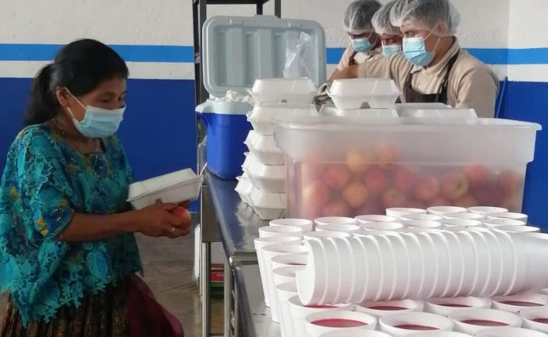 Comedores sociales de Tuxtepec piden a la ciudanía la donación de agua embotellada y garrafones. Foto: Antonio Mundaca - EL UNIVERSAL