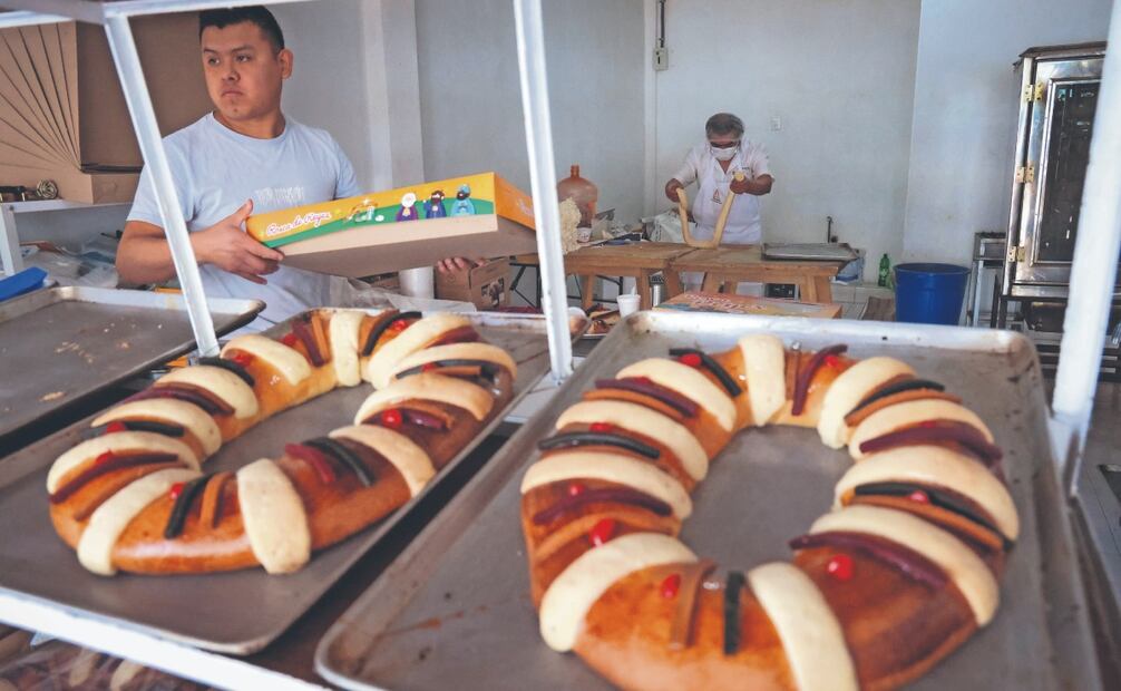 Eugenio y Joel ya han empezado a preparar cientos de roscas para tener listas a la venta en este Día de Reyes. FOTOS: LUIS CAMACHO. EL UNIVERSAL