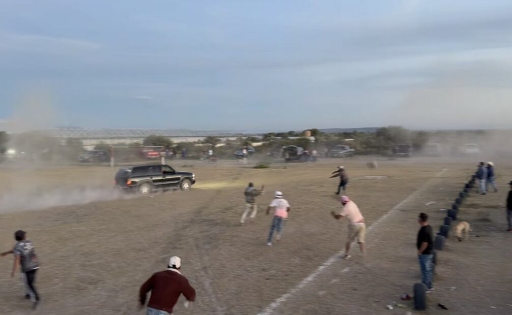 Dos personas murieron atropelladas por el conductor de una camioneta que ingresó a una cancha de fútbol.
Foto: Especial.