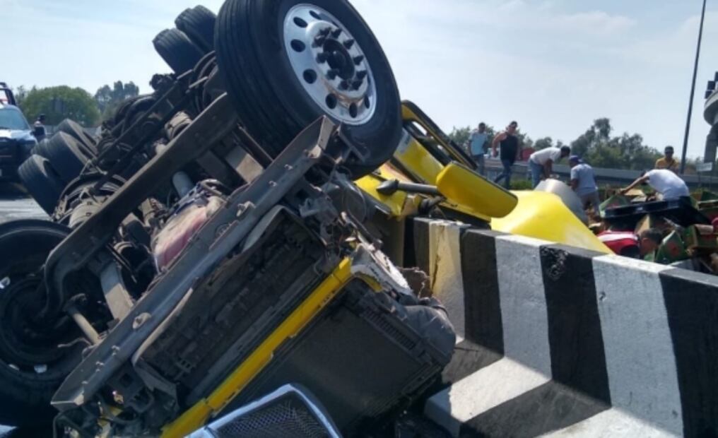 Rapiña: se llevan cervezas tras volcadura de camión en el Circuito Exterior Mexiquense