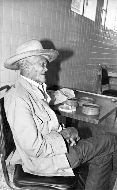 Paciente de Zoquiapan en el comedor general para entonces 80 pacientes que vivían en el asilo “Dr. Pedro López”. Para ese momento, el “mal de Lázaro” tenía 0.2% de incidencia nacional. Foto: Archivo EL UNIVERSAL.