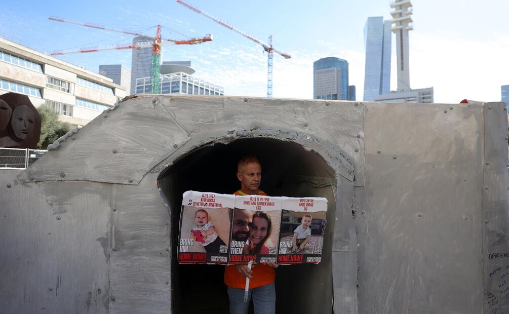 En Tel Aviv, familiares de secuestrados por Hamas recrean un túnel, a 100 días de la guerra en Gaza. Foto: EFE