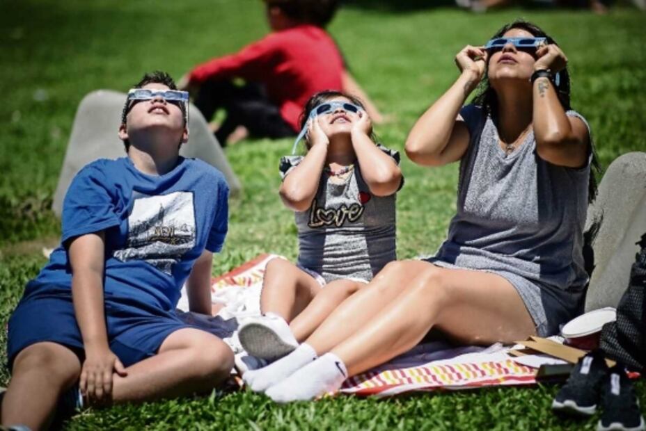 Para observar el eclipse anillo de fuego es importante usar lentes de observación solar que cumplan con la norma internacional ISO 12312-2. Foto: Archivo / EL UNIVERSAL 