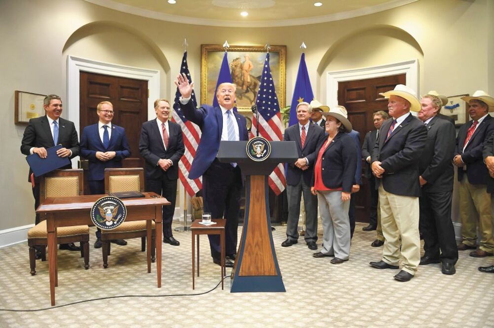 El presidente de Estados Unidos, Donald Trump, celebró el trato comercial de carne de res con la Unión Europea en la Casa Blanca, en Washington. Foto/