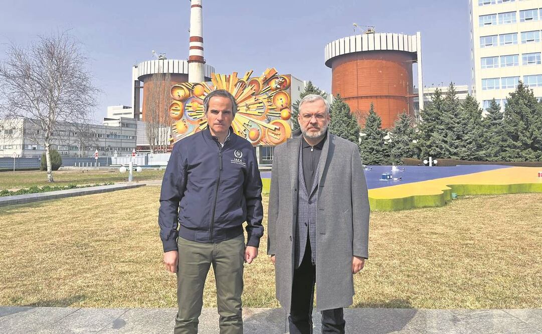 Acompañado de un funcionario ucraniano, el diplomático argentino Rafael Grossi, director general del Organismo Internacional de Energía Atómica (OIEA), visitó la planta nuclear Ucrania Sur en marzo pasado. Foto: Cortesía/ORGANISMO INTERNACIONAL DE ENERGÍA