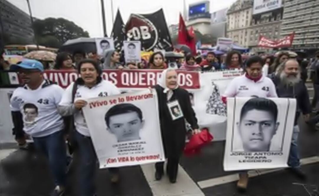 The group protested before the Mexican embassy in Buenos Aires. (Photo: Xinhua)