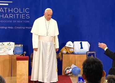 Papa visita escuela en barrio hispano de NY