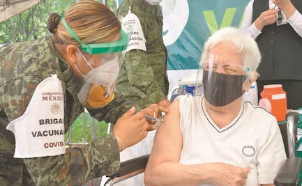 Tras un año de encierro, salen en Monterrey para recibir la vacuna