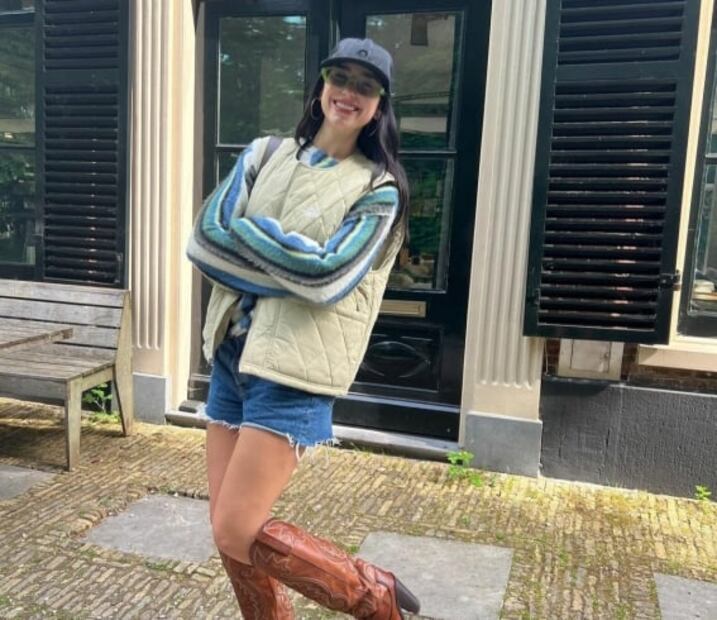 Dua Lipa se luce en shorts denim y botas vaqueras 