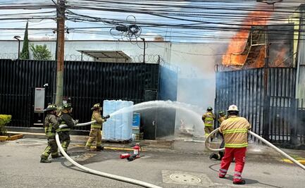 Evacúan a 50 personas por incendio en fábrica de Azcapotzalco