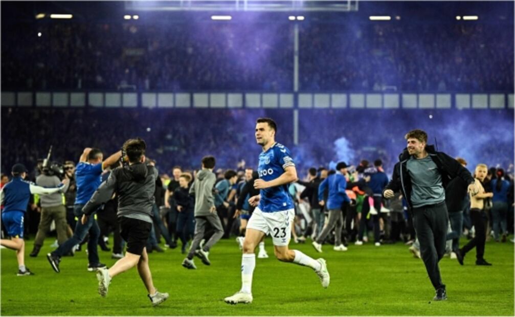VIDEO: Everton consigue salvarse en la Premier League y su afición desató la locura