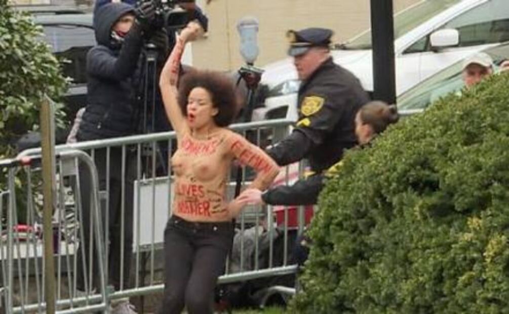 Mujer "topless" protesta contra Bill Cosby