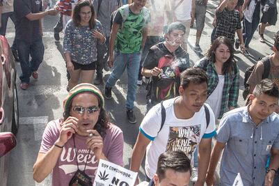Con humo y reggae defienden uso de marihuana  