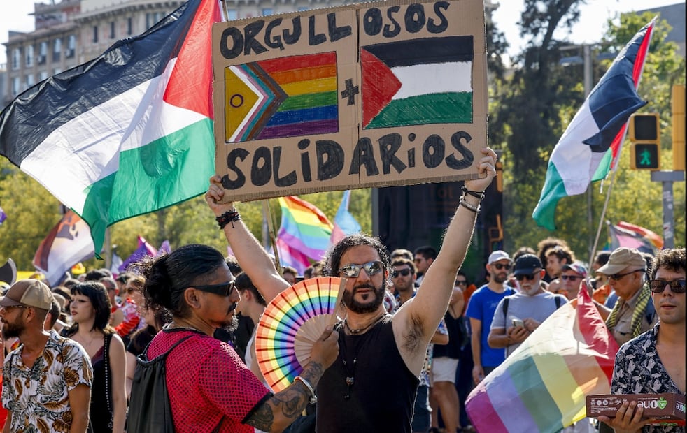 La Crida LGTBI+ organiza una concentración alternativa del orgullo en Barcelona frente a la del Pride, que tendrá lugar en julio, y que consideran no contiene el espíritu reivindicativo que exige esta iniciativa. Foto: EFE